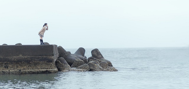 海に叫ぶ女性