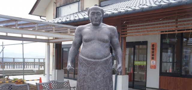 お相撲さんの銅像